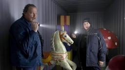 Katta Strüwer (Elena Uhlig) und Gero von Bernbeck (Bernd Hölscher) überprüfen das Innere des verdächtigen Containers.