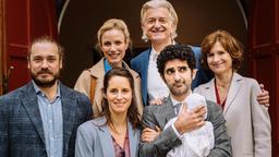 Kaum ist der kleine Linus auf der Welt, sieht sich das deutsch-iranische Rheinländerpaar Viola (Amelie Kiefer, vorne ) und Faraz (Reza Brojerdi, vorne re.) mit kulturellen Unterschieden konfrontiert - Taufe oder Beschneidung!