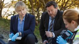 Kein tragischer Unfall: Pathologin Gina (Cristina Ionda, rre) weiß, dass es Detective Mike Shepherd (Neill Rea, Mitte) und seine Kollegin Kristin Sims (Fern Sutherland, li.) mit einem Verbrechen zu tun haben.