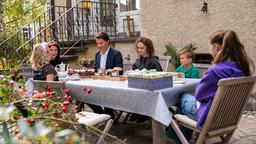 Kennenlernen: Eva (ChrisTine Urspruch, li.) bei Hanno (Wolfram Grandezka, 3. v. li.), seiner Mutter Gisela (Tatja Seibt, 2. v. li.), und den Kindern Neil (Edgar Emil Garde), Tim (Maximilian Brunn und Lili (Lola Höller).