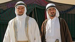 Khalid (Mido Hamada, li.) und Faisal (Stefano Bernadin) haben einen überraschenden Weg gefunden, um den Frieden ihres Stammes zu sichern.