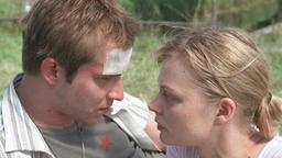 Kim (Susanna Simon) lernt im Krankenhaus Andreas (Niels Bruno Schmidt) kennen, der nach einem Autounfall gesichtsblind geworden ist.
