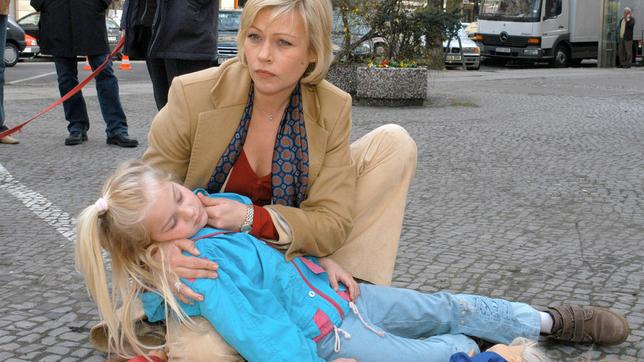 Bild: ARD Degeto/Katrin Knoke Kinderanwältin Judith Kemp (Jennifer Nitsch) findet auf der Straße die unbeaufsichtigte kleine Eva Traber (Soraya-Antoinette Richter), die vor Erschöpfung ohnmächtig geworden ist.