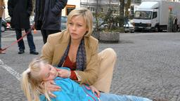Kinderanwältin Judith Kemp (Jennifer Nitsch) findet auf der Straße die unbeaufsichtigte kleine Eva Traber (Soraya-Antoinette Richter), die vor Erschöpfung ohnmächtig geworden ist.