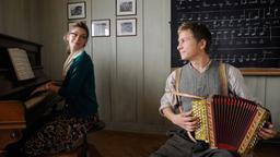 Der Verdingbub: Max (Max Hubacher) freut sich, dass er in der Schule musizieren darf. Seine Lehrerin Esther (Miriam Stein) begleitet ihn am Klavier.