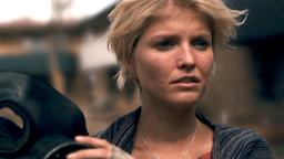 Monsters: Samantha Wynden (Whitney Able) zieht sich eine Gasmaske auf.