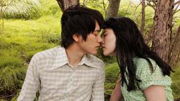 Naokos Lächeln: Toru und Naoko küssen sich.