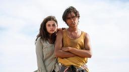 Kira (Amira Demirkiran) und Jack (Tjiirdm McGuire) erleben ein Abenteuer im Outback.