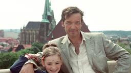 Klaus Berger (Michael Roll) und seine Tochter Anna (Maria Ehrich) sind ein Herz und eine Seele.