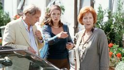 Klaus (Günther Maria Halmer), Haushälterin Alma (Veronika Fitz) und Eva (Svenja Pages, Mitte) wollen "die andere Eva" entlarven.