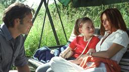 Klaus (Michael Roll) und seine Tochter Anna (Maria Ehrich, Mitte) besuchen die kranke Judith (Christina Plate).