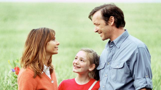 Klaus (Michael Roll) und seine Tochter Anna (Maria Ehrich, Mitte) haben sich mit Judith (Christina Plate) zu einer Familie zusammengefunden.