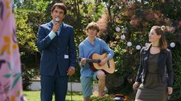 Klemens (Oliver Mommsen, Mitte) singt – mit Begleitung seiner Kinder Nelli (Rieke Seja) und Carlo (Alessandro Schuster) – für Lani.