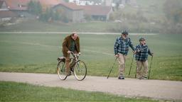 Kluftinger (Herbert Knaup, links) kämpft sich auf dem Fahrrad vorwärts.