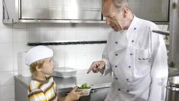 Köche unter sich: Meisterkoch Uwe (Rüdiger Vogler) weiht seinen Enkel Toby (Justus Kammerer) in seine Küchengeheimnisse ein.