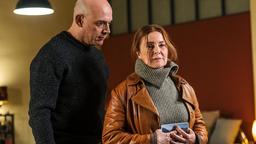 Kommen sich näher: Anne Fuchs (Lina Wendel, re) und Kommissar Eisner (Robert Dölle, li).