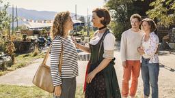 Kommen und Gehen in der Bergpension: Wirtin Sophie (Aglaia Szyszkowitz) mit ihrer abreisenden Freundin Verena (Regula Grauwiller, li.) und den neuen Pensionsgästen Bennie (Konstantin Frank) und Rieke (Amelie Plaas-Link, re.).