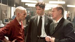 Kommissar Beck (Peter Haber, re.) erklärt seinen Mitarbeiteren Benny Skacke (Figge Norling, li.) und Gunvald Larsson (Mikael Persbrandt), dass sie in einem Fall von Internet Pornografie ermitteln.