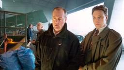 Kommissar Beck (Peter Haber, Mitte) und Inspektor Gunvald Larsson (Mikael Persbrandt) 