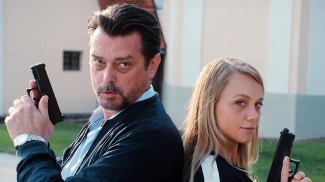 Bild: ARD Degeto/Allegro Film/Peter von Haller Kommissar Bergmann (Hary Prinz) und seine Partnerin Anni (Anna Unterberger) arbeiten gerne zusammen.