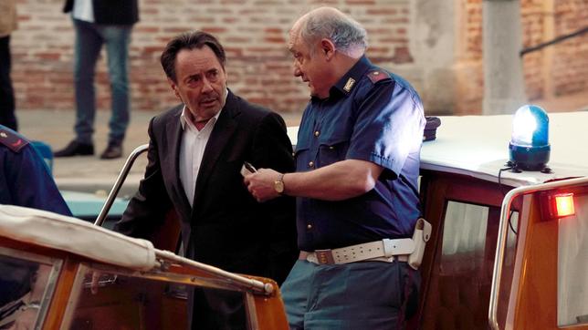 Bild: ARD Degeto/Nicolas Maack Kommissar Brunetti (Uwe Kockisch) kann wie immer auf Vianello (Karl Fischer) zählen.