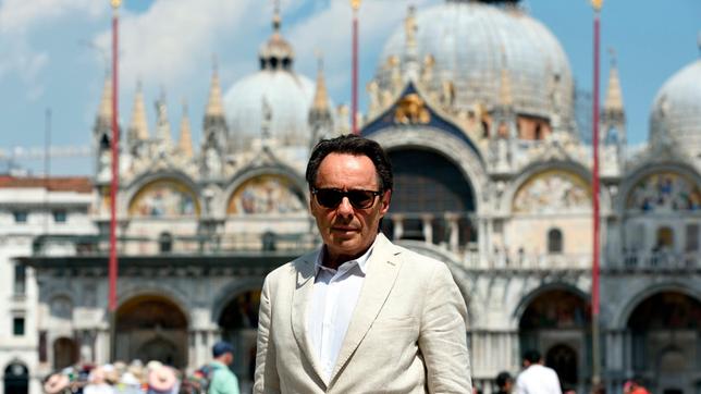 Bild: ARD Degeto/Nicolas Maack Kommissar Brunetti (Uwe Kockisch) soll eine Familientragödie aufklären.