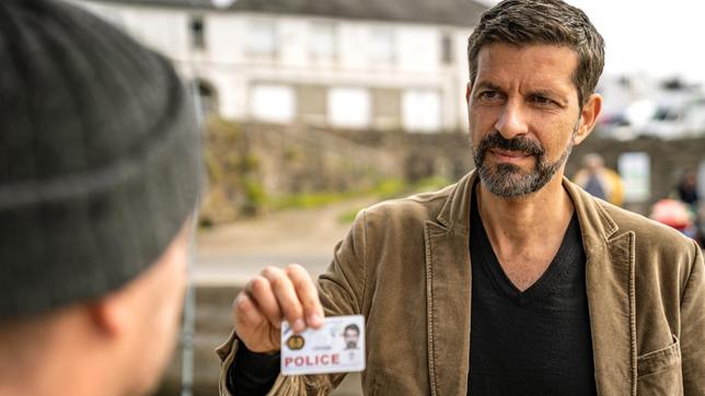 Kommissar Dupin (Pasquale Aleardi) vernimmt den Fischer Albert Fidelin (Aurel Manthei).
