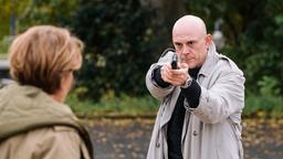 Kommissar Eisner (Robert Dölle, re) verhindert die Flucht von Antonia Goelen (Sonja Baum, li).