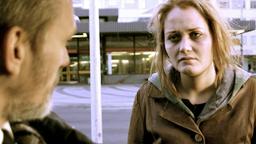 Kommissar Erlendur (Ingvar E. Sigurdsson)  trifft seine drogenabhängige Tochter Eva (Agusta Eva Erlendsdottir), die von ihren Vater Geld erbetteln will.