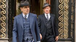 Kommissar Jules Maigret (Rowan Atkinson) und Inspektor Janvier (Saun Dingwall, hinten) sind dem Serienmörder bereits dicht auf den Fersen.
