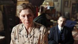 Kommissar Maigret (Rowan Atkinson) befragt Madame Dussardier (Sara Kestelman).