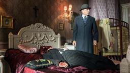 Kommissar Maigret (Rowan Atkinson) findet die Leiche von Carl Anderson (Tom Wlaschiha).