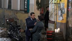 Kommissar Maigret (Rowan Atkinson) stellt Grasshopper (Simon Gregor, re.) zur Rede.