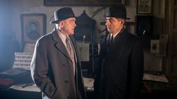 Kommissar Maigret (Rowan Atkinson) und Inspektor Grandjean (Kevin R McNally, li.) kennen sich von früher.