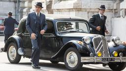 Kommissar Maigret (Rowan Atkinson, li.) und Inspektor LaPointe (Leo Staar) sind auf dem Weg zu einem Hauptverdächtigen.