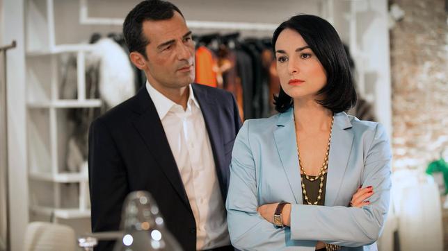 Bild: ARD Degeto Kommissar Özakin (Erol Sander) ahnt, dass Dilay Senay (Mimi Fiedler) tiefer in den Fall verstrickt ist, als sie vorgibt.