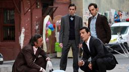 Kommissar Özakin (Erol Sander) und sein Mustafa Tombul (Oscar Ortega Sánchez) untersuchen den Tatort, an dem der Wachmann Bülent Arslan (Oktay Tosun) erschossen wurde.