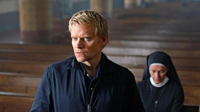 Kommissar Piet Van der Valk (Marc Warren) glaubt, dass die Karmeliternonne Joan (Juliet Aubrey) mehr weiß