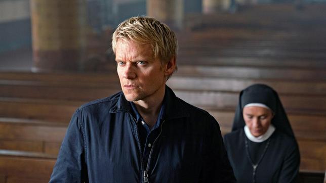 Kommissar Piet Van der Valk (Marc Warren) glaubt, dass die Karmeliternonne Joan (Juliet Aubrey) mehr weiß