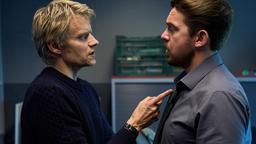 Kommissar Van der Valk (Marc Warren) schickt Brad (Luke Allen-Gale) als verdeckten Ermittler auf ein Date.