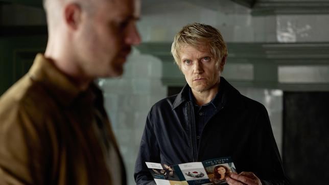 Bild: ARD Degeto/ Company Pictures/NL Films Kommissar Van der Valk (Marc Warren, re.) stößt nicht nur bei Cornelis (Thomas Cammaert, li.) auf Familiengeheimnisse.