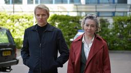 Kommissar Van der Valk (Marc Warren, li.) und Julia Dahlmann (Emma Fielding, re.) arbeiten schon lange zusammen.