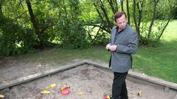 Kommissar Wallander (Krister Henriksson) untersucht den Kinderspielplatz.