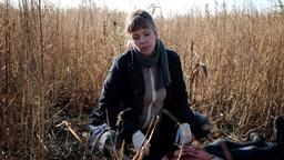 Kommissarin Laura Janda (Jaschka Lämmert) mit der Leiche einer jungen Frau, die das Opfer von Mädchenhändlern wurde.