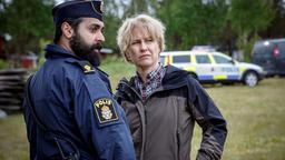 Kommissarin Mella (Eva Melander) mit dem Polizisten Tommy (Ardalan Esmaili).