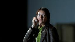 Kommissarin Moreno (Eva Rexed) versucht die entführte Frau zu finden, mit der sie per Handy in Kontakt steht.