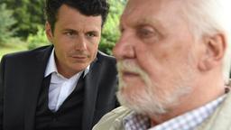 Konrad (Manuel Rubey) bittet seinen Vater Hans Wagner (Wolfgang Hübsch) um Rat.