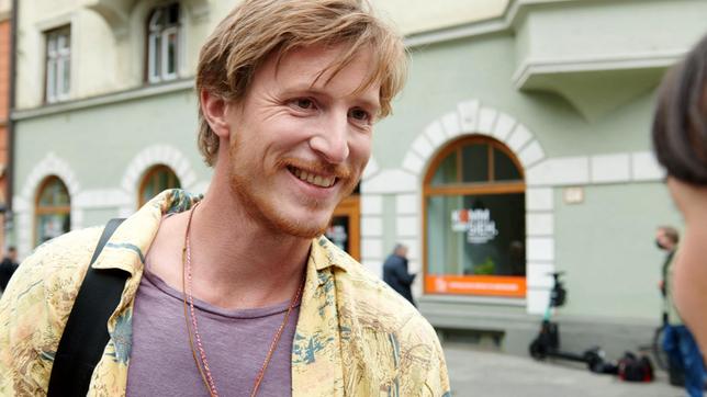 Bild: ARD Degeto/Georges Pauly Konstantin (Golo Euler) ist ein Lebenskünstler.