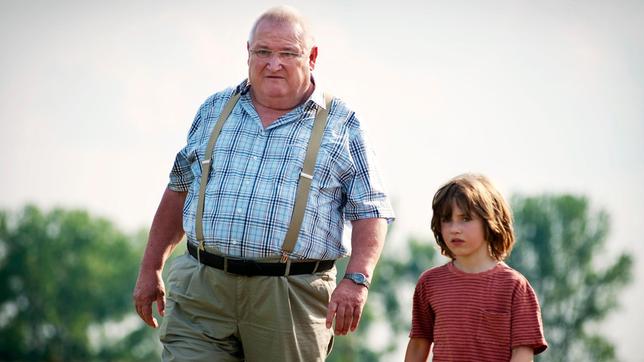 Bild: rbb/Arnim Thomaß Krause (Horst Krause) erklärt Paulas kleinem Sohn Timo (Cai Cohrs) warum Elsa manchmal so vergesslich ist.