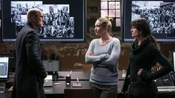 Brandmal: Kriminalkommissar Jan Fabel (Peter Lohmeyer) bespricht mit seinen Kolleginnen Maria (Lisa Maria Potthoff) und Anna (Ina Paula Klink) den Fall.